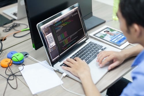 10 semne că afacerea ta are nevoie de mai mult decât un simplu site de prezentare — are nevoie de o platformă web completă